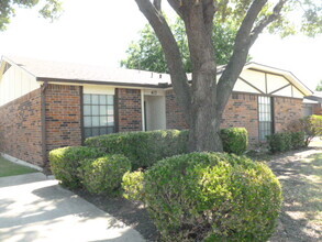 Building Photo - 413 Alva Dr