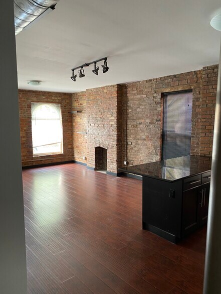 Building Photo - 874 Oak St