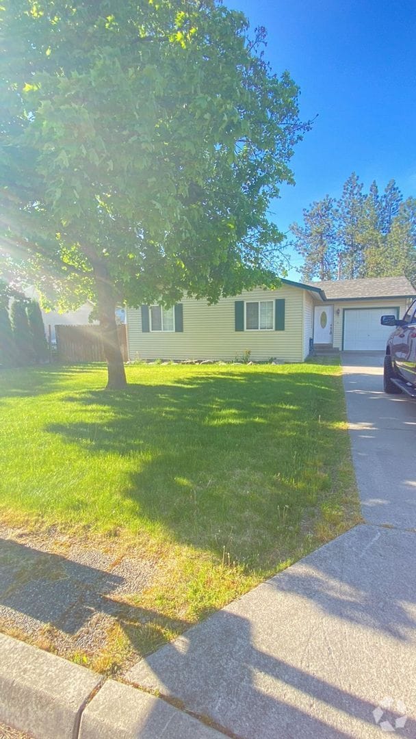 Building Photo - Classic Charm in Post Falls