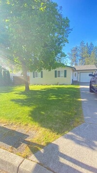 Building Photo - Classic Charm in Post Falls