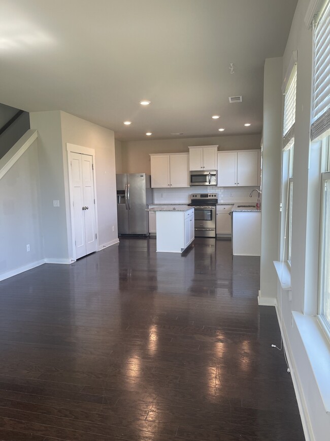 Building Photo - 3037 Commonwealth Dr