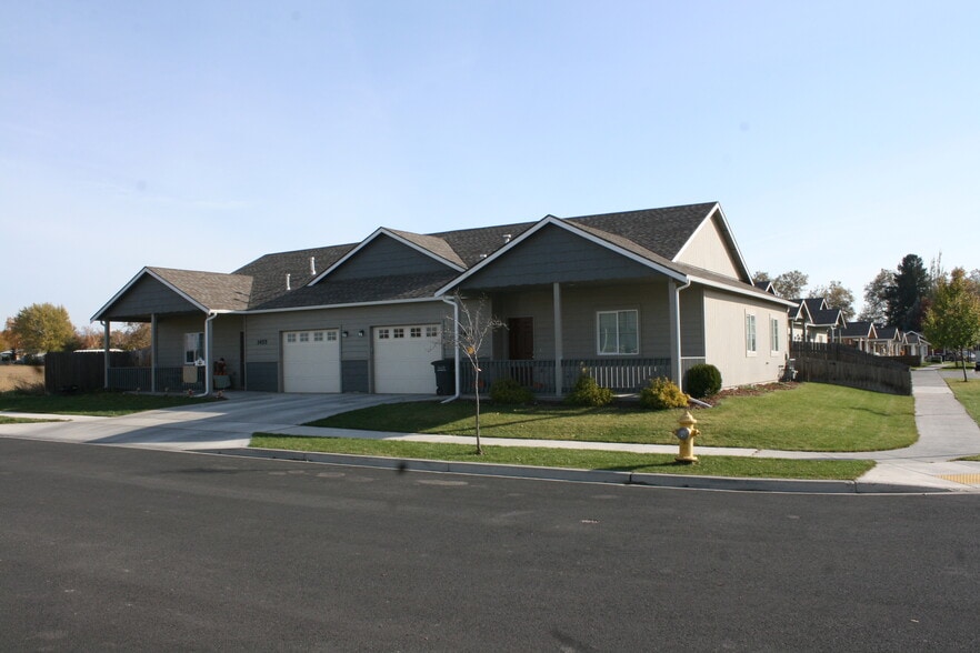 Building Photo - 1457 artesia st