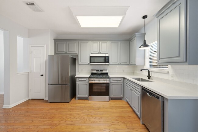 Building Photo - 218 Plaza Del Sol Park