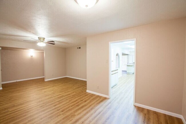 Building Photo - 921 Mossvine Dr