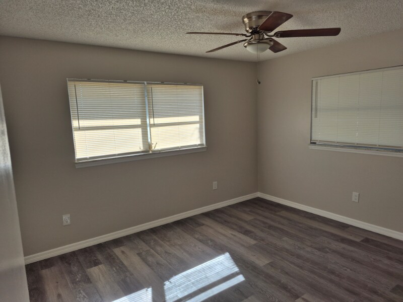 Building Photo - 2131 W Greenway Pl