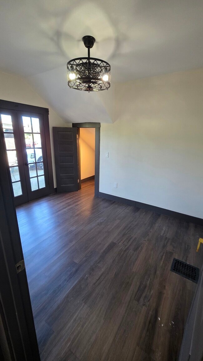 Building Photo - 345 N Van Ness Ave