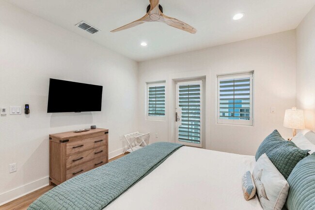 Building Photo - 119 6th St