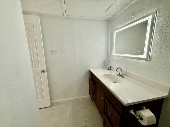 Building Photo - 2830 S Bartell Dr