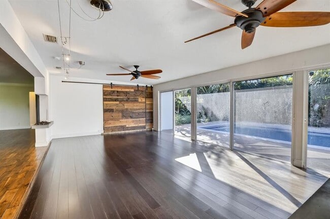 Building Photo - 2740 NE 34th St