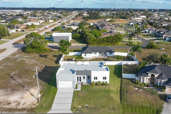 Building Photo - 5 SW 26th Pl