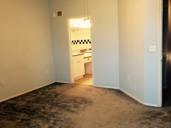 Building Photo - Lovely Two Bedroom Condo with Fire Place, W/D, garage, and tons of community extras! (Concord)