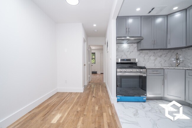 Building Photo - Remodeled 2 Bedroom Apartment with Private...