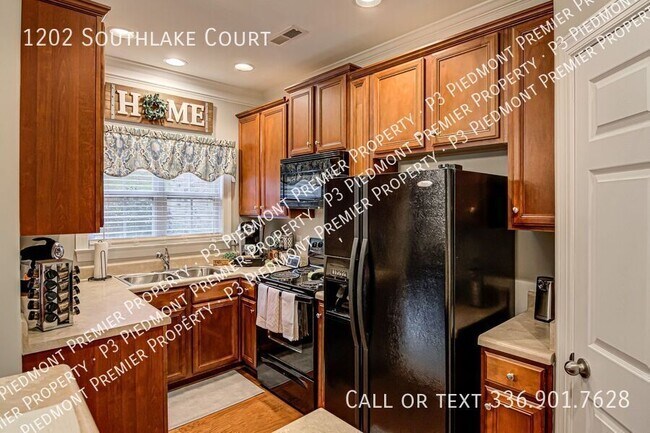 Building Photo - 1202 Southlake Ct