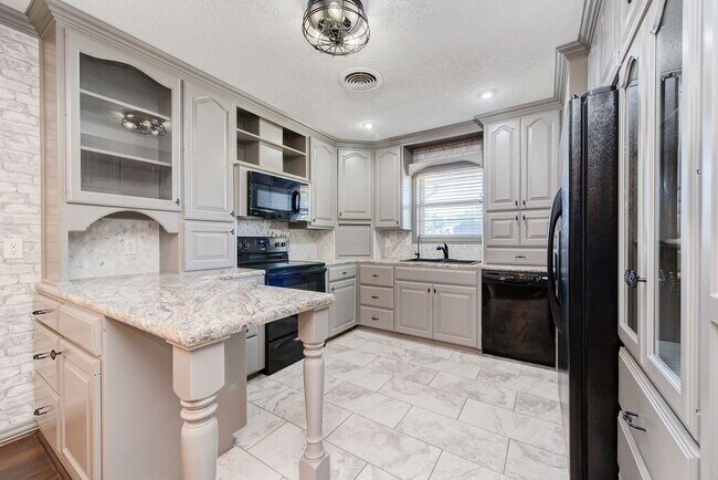 Building Photo - 3/2/2 in Excellent Location!