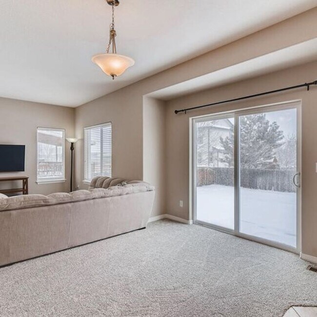 Building Photo - Wonderful Newer Home