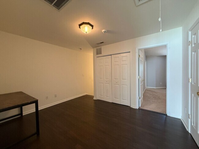 Building Photo - 5994 Fox Point Cir