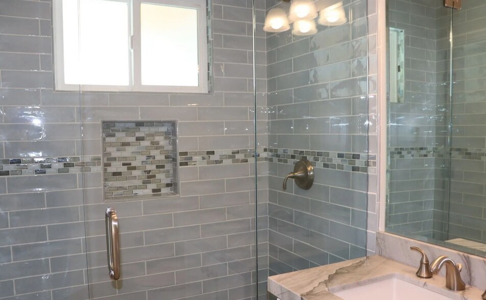 Building Photo - 902 W Cliff Dr