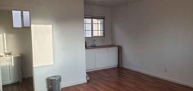Building Photo - 8075 Sunnyside Ave