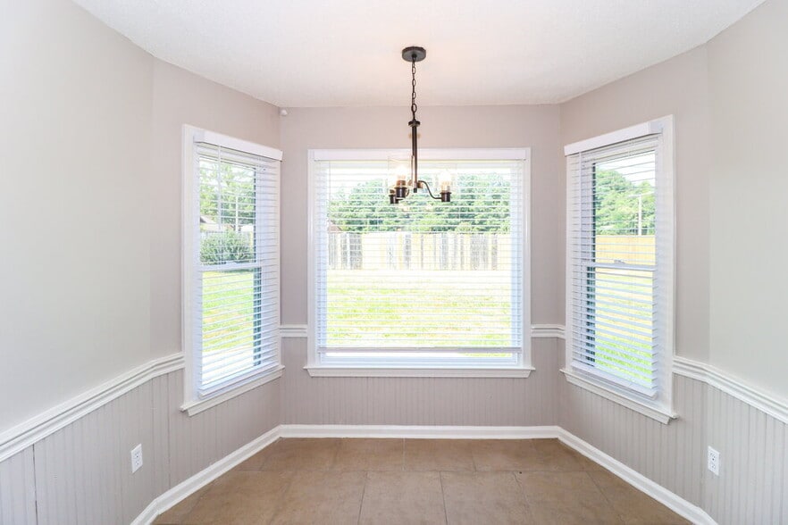 Building Photo - 8144 Creekside Cir N