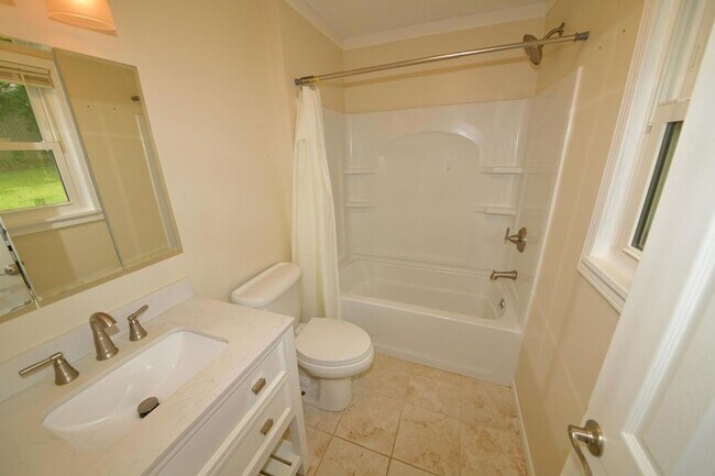 Building Photo - Lovely 2 bedroom / 2 bath right in the mid...