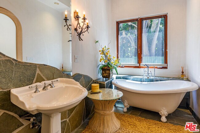 Building Photo - 6405 Bonsall Dr