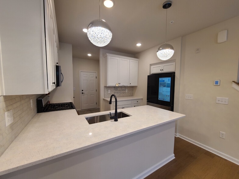 Building Photo - 622 Sadie Cir