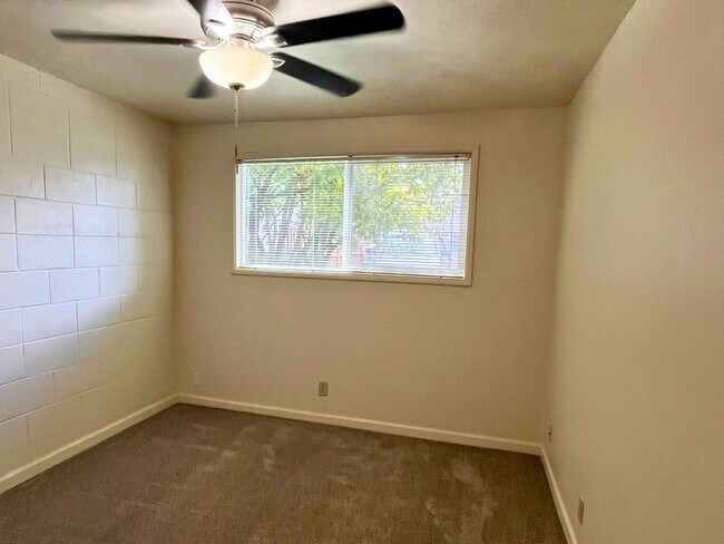 Building Photo - (CAM 9)  Very Nice Large 1 bed Apt - Close...
