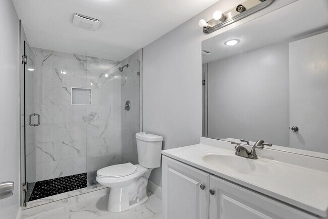 Building Photo - 4156 Inverrary Dr
