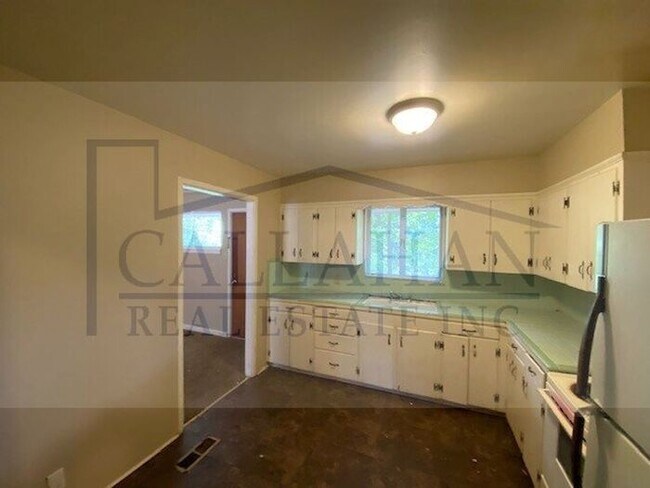 Building Photo - Close to UALR 3 bed 2 bath