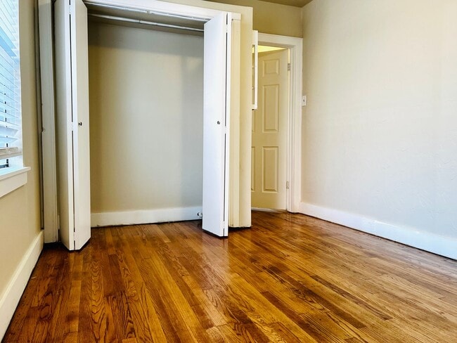 Building Photo - Charming 2BD 1BA Duplex in Crestwood!!