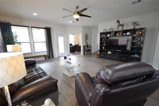 Building Photo - 1211 Majestic Oak