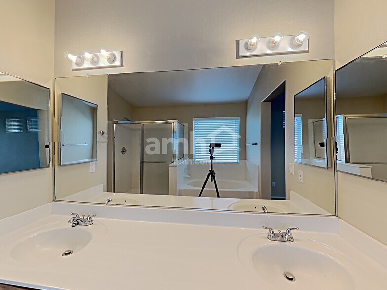 Building Photo - 15681 W Magnolia St