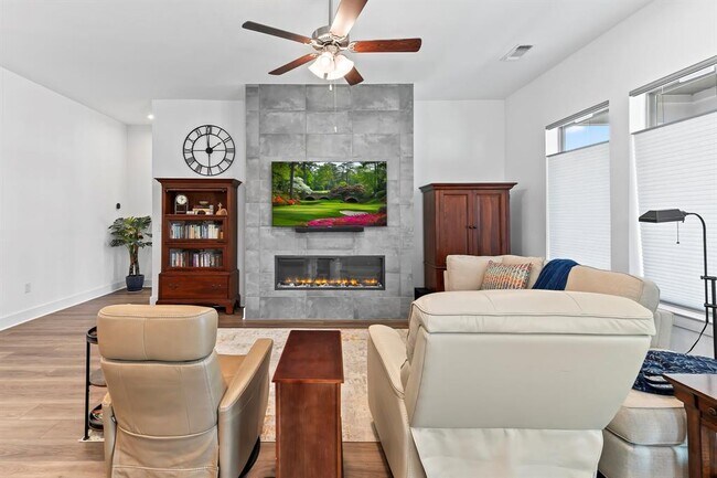 Building Photo - 523 Hallwood Dr