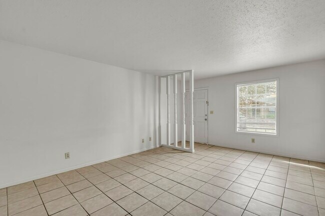 Building Photo - 419 10th St S