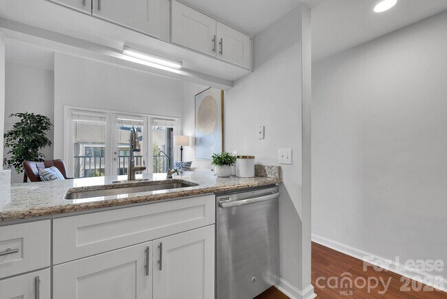 Building Photo - 300 S Cedar St