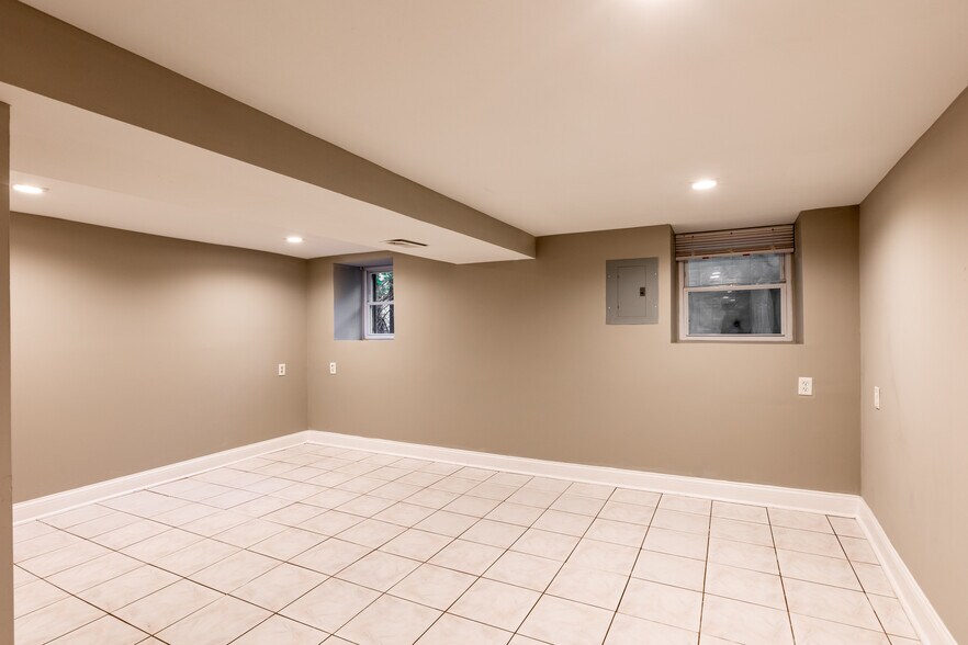 Building Photo - 1122 W 19th St