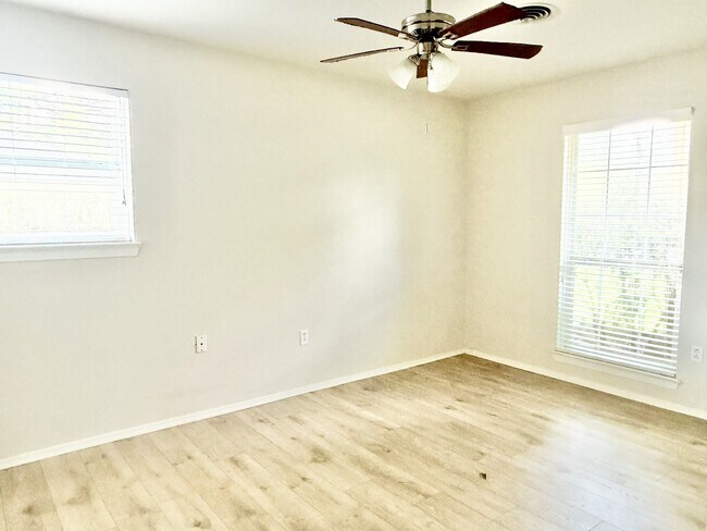 Building Photo - 6967 Menlo Dr