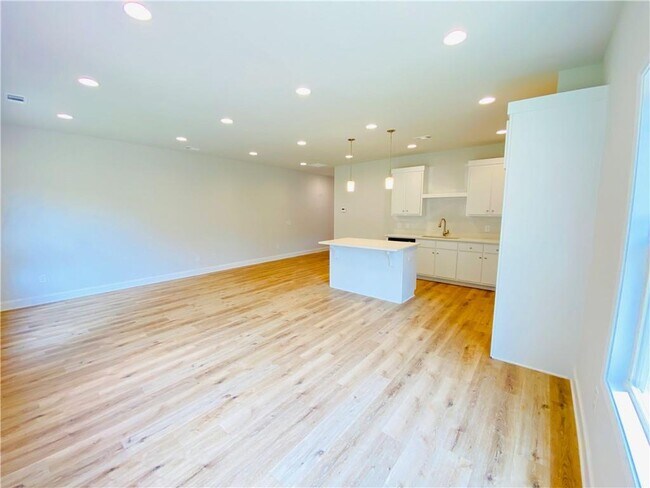 Building Photo - 1101 N Village Dr