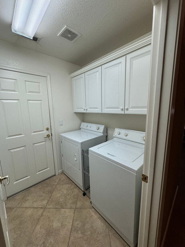 Building Photo - DEL WEBB 55+ Adult Community in Roseville!