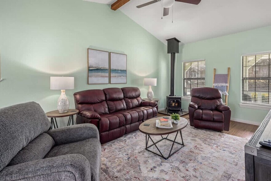 Primary Photo - 2110 Loren Cir