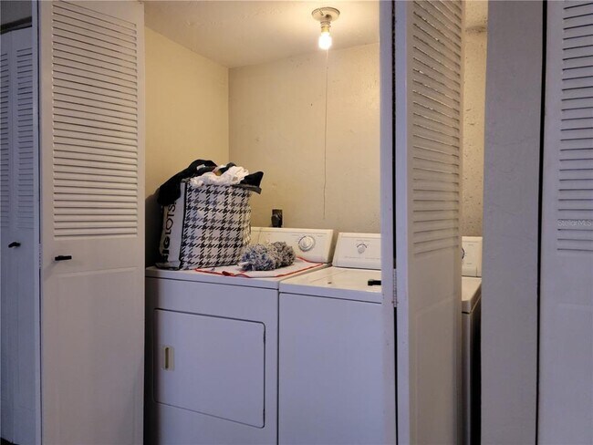 Building Photo - 2300 SW 43rd St