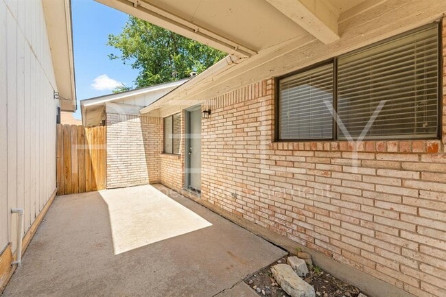 Building Photo - 205 W William Cannon Dr