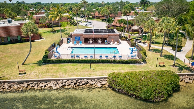 Building Photo - 825 Center St