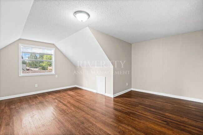 Building Photo - Beautiful 2 Story Home, Section 8 Welcomed !!!!!!