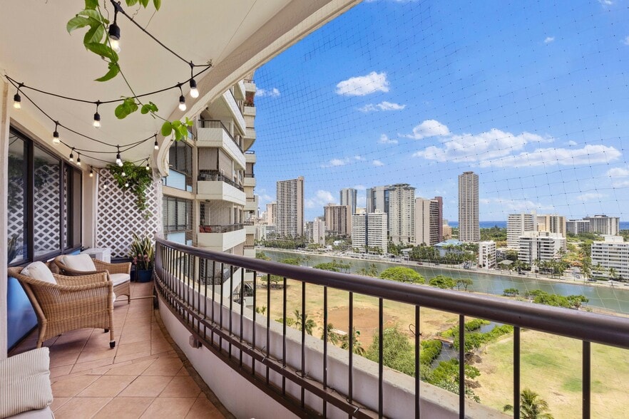 Building Photo - 2333 Kapiolani Blvd