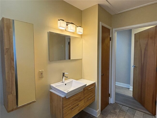 Building Photo - 1289 Creek St