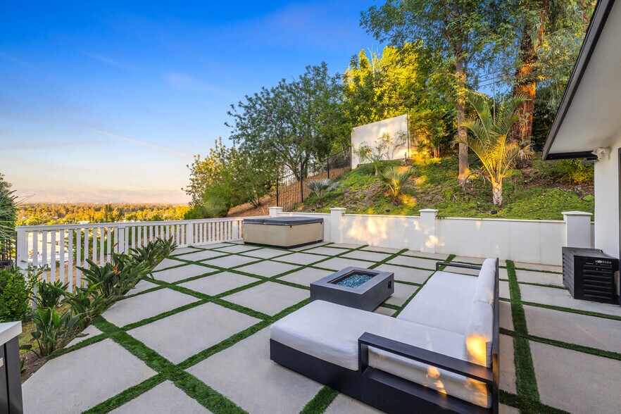 Building Photo - 16725 Oak View Dr