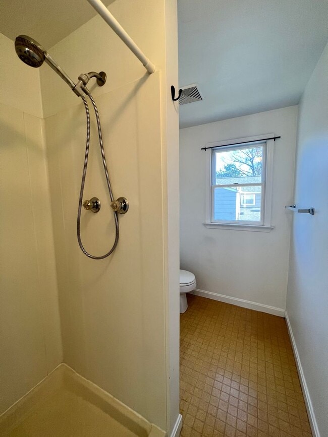 Building Photo - Stunning 4 BR/2.5 BA Single-Family Home in...