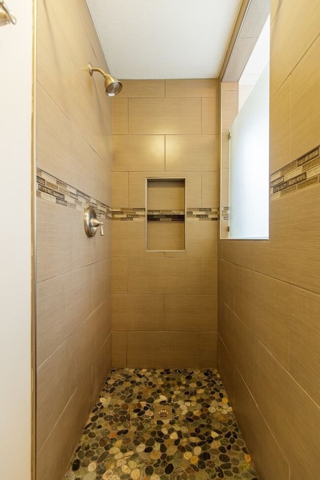 Building Photo - Luxurious 3 Bed/2 Bath Home with Modern Am...