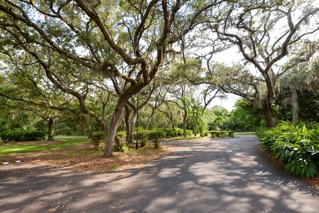Building Photo - 622 Olde Camelot Cir
